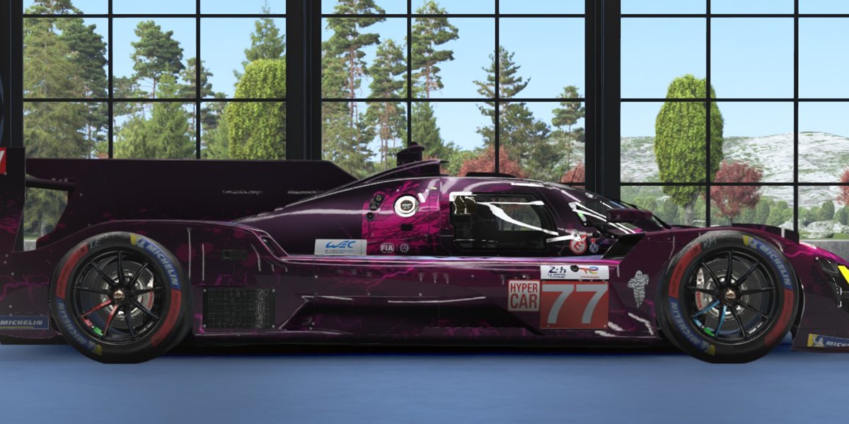 BMW-Hypercar von der Seite vor der Fensterfront