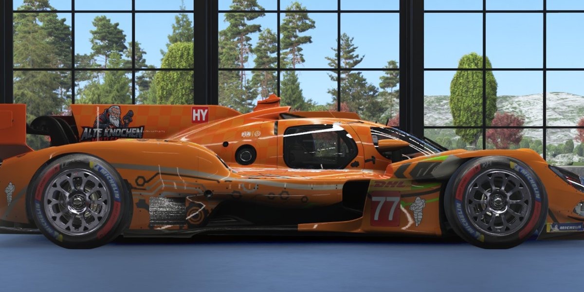 Toyota-Hypercar von der Seite vor der Fensterfront